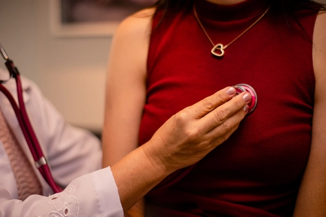 Врач слушает сердце