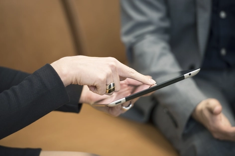 Девушка использует телефон