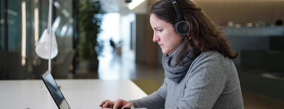 женщина сидит за компьютером