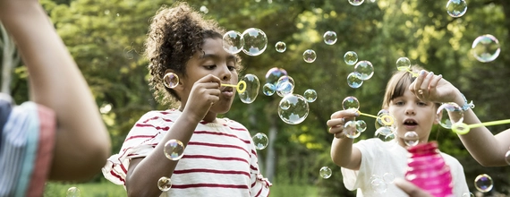 дети пускают мыльные пузыри