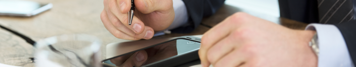 мужчина смотрит на телефон