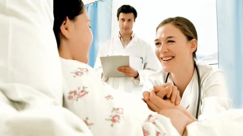 Доктор с пациентом