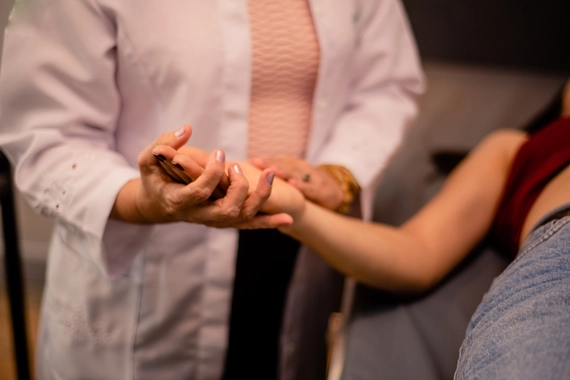 Врач проверяет пульс у пациентки